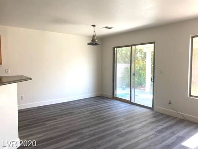 Building Photo - Gorgeous SW Las Vegas 3 beds, 2.5 baths. Luxury vinyl planks throughout.