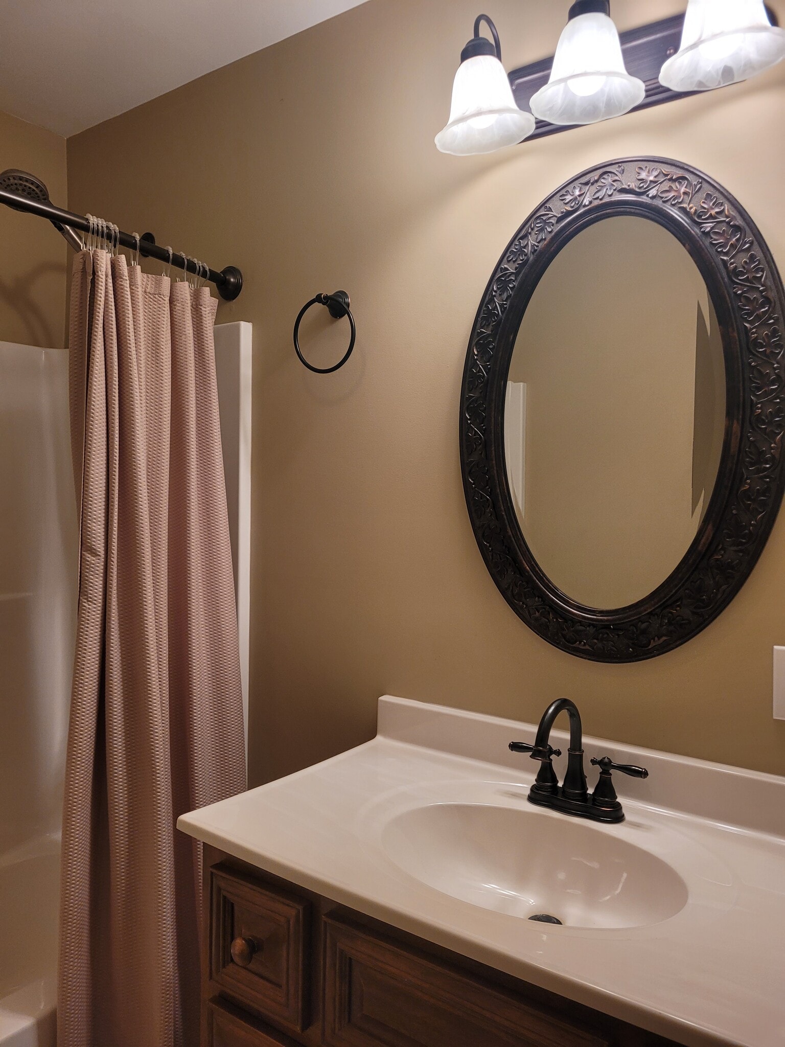 Bathroom shared with 2 bedrooms - 528 N 2nd St