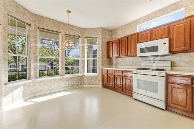 Building Photo - 280 Whispering Wind Dr