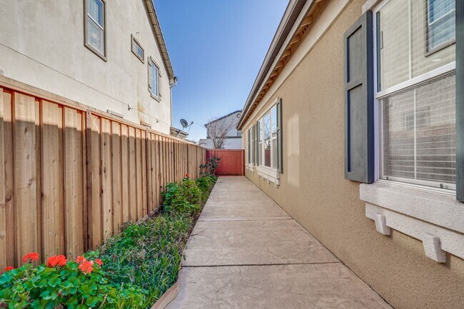 Building Photo - Spacious 3 Bedroom, 2 Bathroom Home with D...