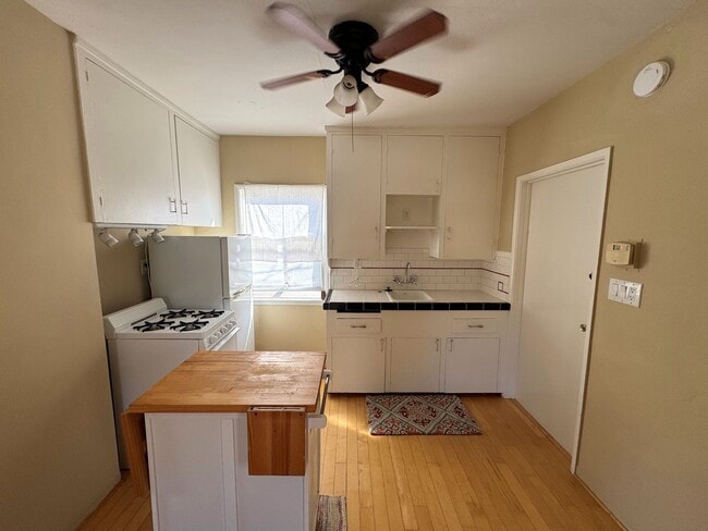 Building Photo - Charming 1 Bedroom Apartment in West Ventura – All Utilities Included!