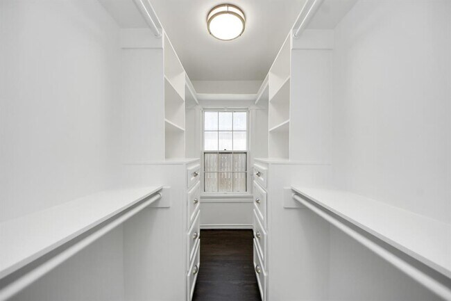 Building Photo - 6622 Park Ln
