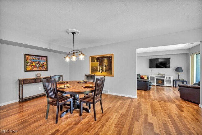 Building Photo - 2202 Acacia Park Dr