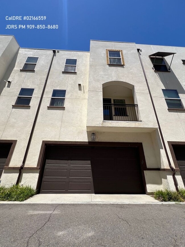 Building Photo - Bellflower Furnished 3 Bedroom Townhouse