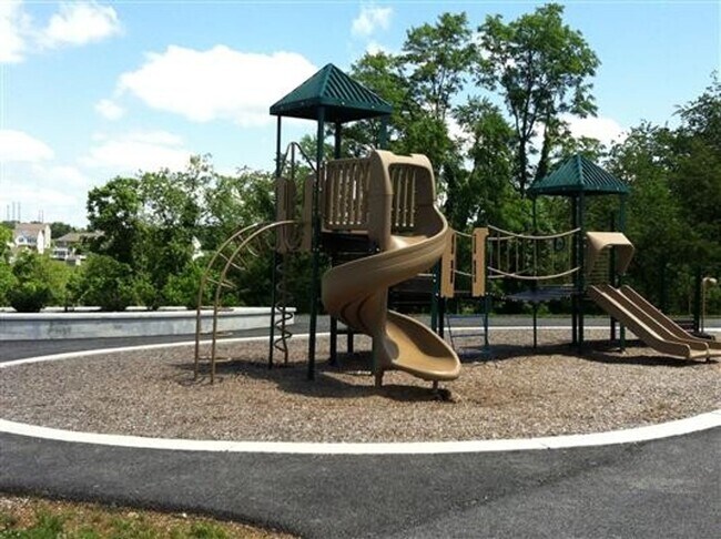 Building Photo - Modern 3 Bedroom Townhome with Garage & Outdoor Amenities!