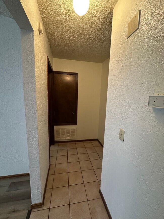 Building Photo - 2 Bedroom 1.5 Bath
