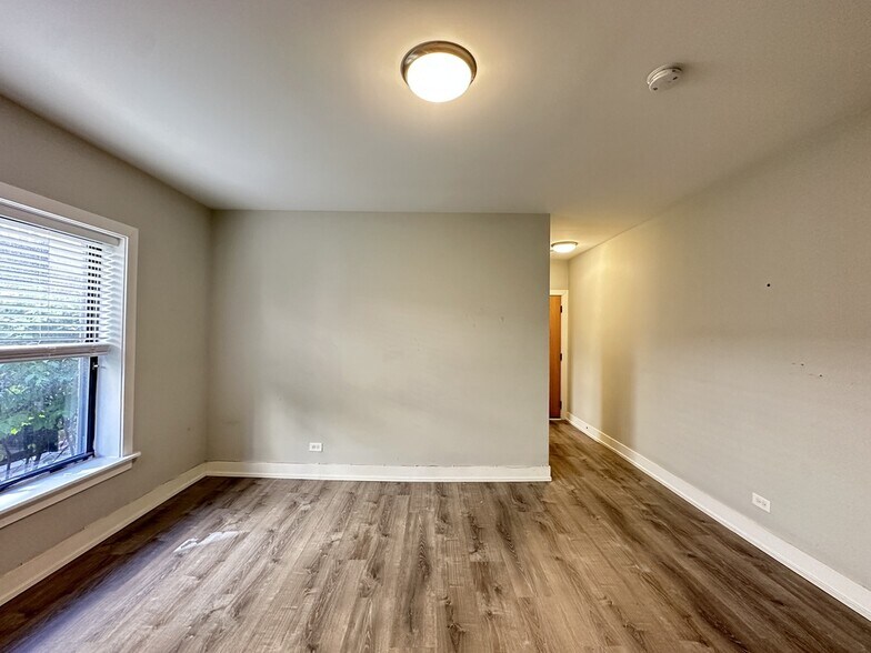 Building Photo - 722 W Brompton