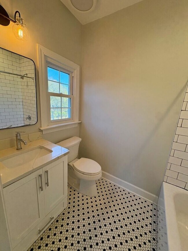 Building Photo - Spacious Five Bedroom Home in Mount Pleasant