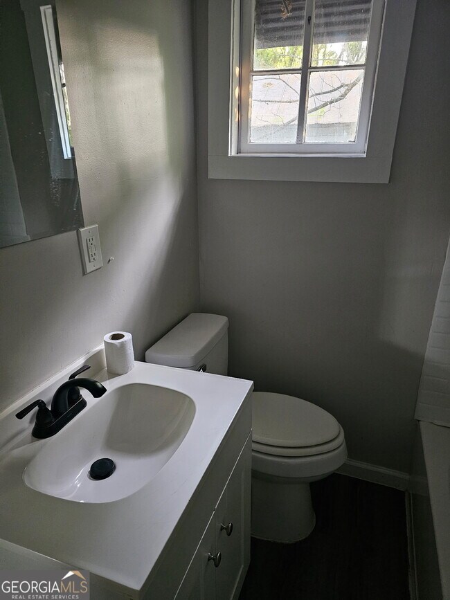 Building Photo - 1522 Central Ave