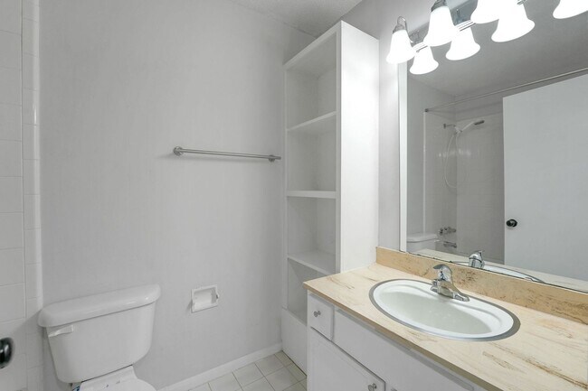 Building Photo - Charming 3BR Condo in Charlotte