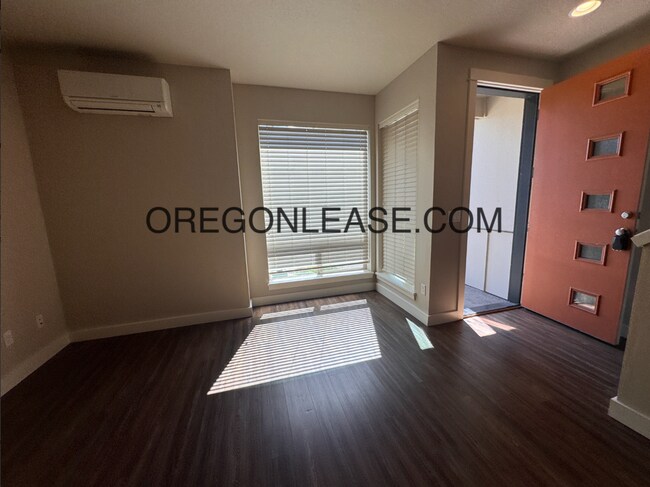 Building Photo - 2 bedroom 2.5 bath townhouse in Cal Young Area