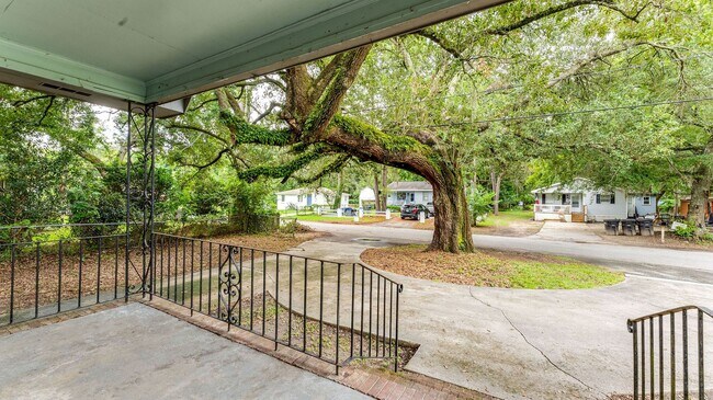 Building Photo - 3 Bedroom 1.5 Bath House in Hobcaw Point - Mount Pleasant