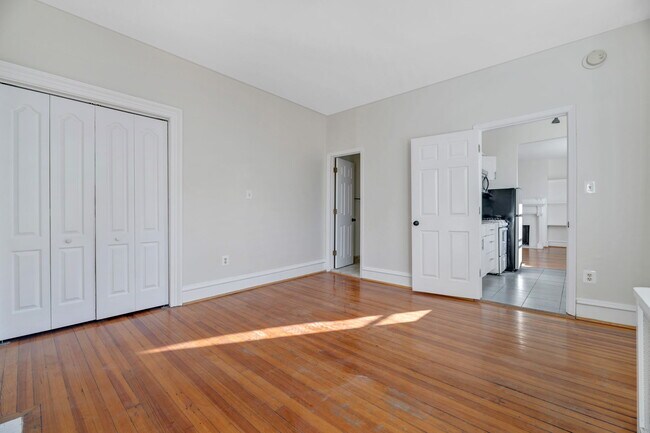 Building Photo - 1519 Park Rd NW