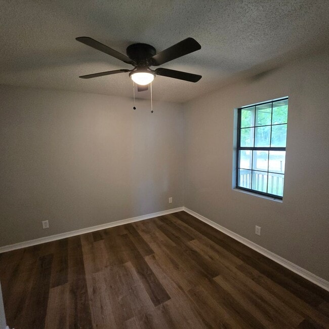 Building Photo - Completely Remodeled • 2/1 Duplex in Heber...