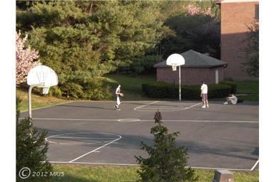 Building Photo - Spacious townhouse, walk to METRO, pool, parking, all you could want!