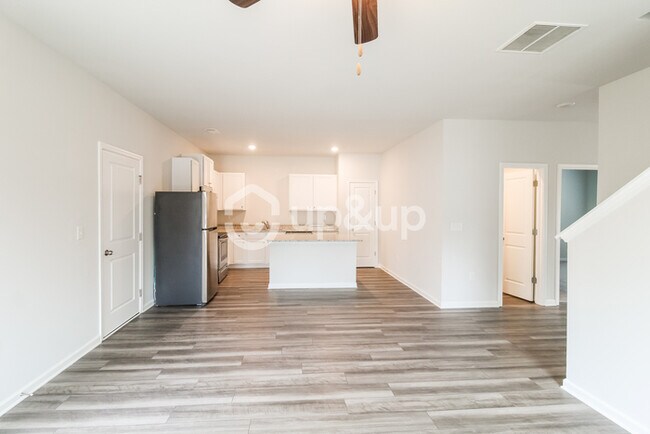 Building Photo - Fantastic 4bd/2.5ba home! Coming soon!