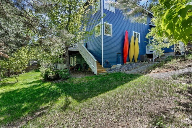 Building Photo - Beautiful bright home with large yard, fin...