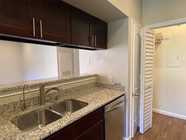 Building Photo - 6500 Harbor Town Dr