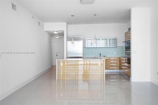 Building Photo - 2020 N Bayshore Dr
