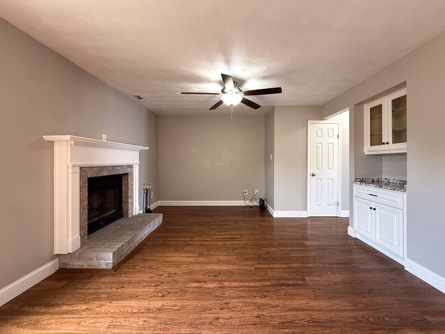 Building Photo - Double En-Suite Townhome