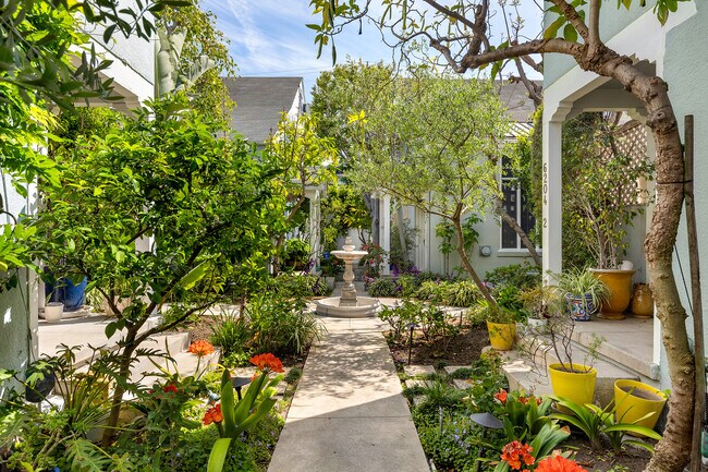Complex courtyard - 6202-2 Banner Ave