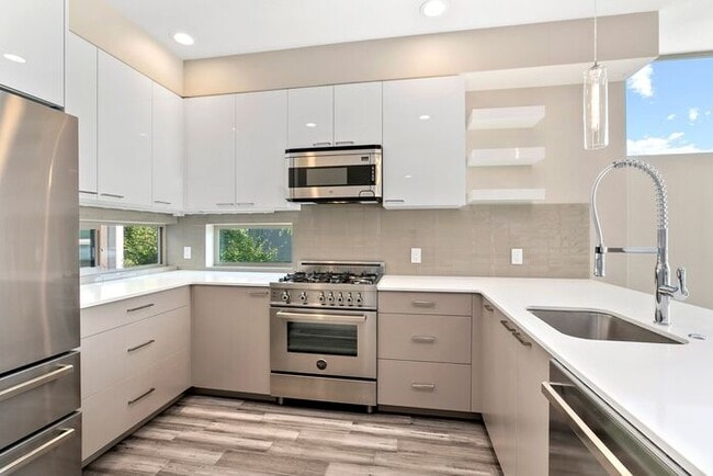 Building Photo - Elegant Mt. Baker End Unit Townhome with AIR CONDITIONING