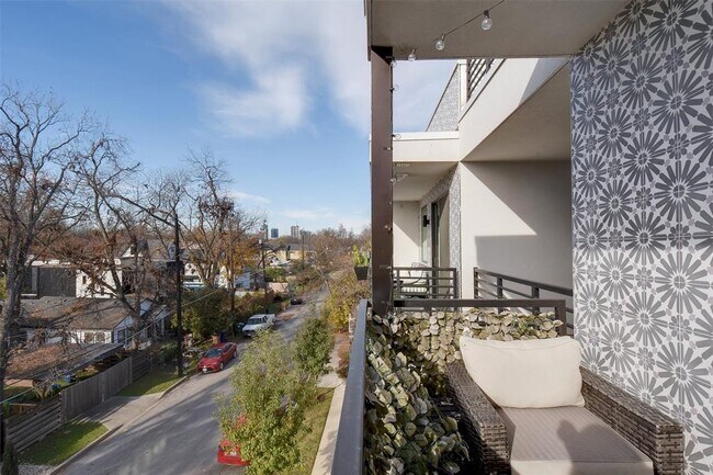 Building Photo - 2709 E 5th St.