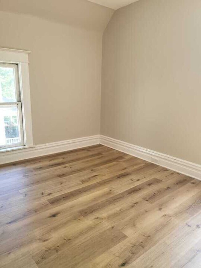 Building Photo - 913 Egleston Avenue