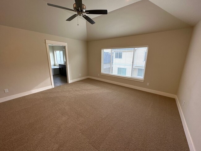 Building Photo - Newer SE Bend House w/A/C, 3 Bdrms, 2.5 Baths, 2160 Sq Ft, EVO OUTLET, Access to Pool, Dbl Garage
