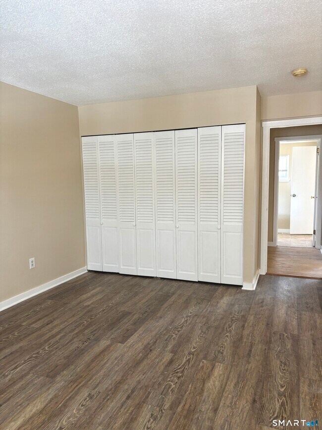 Building Photo - 20 Greenbriar Dr