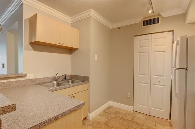 Building Photo - 1312 Villa Cir