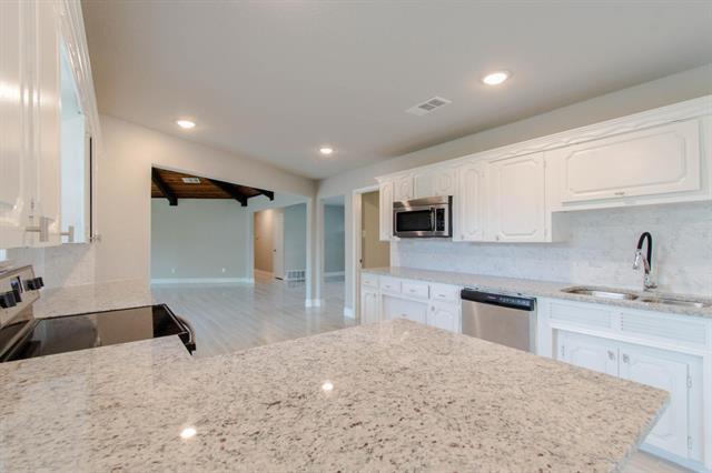 Building Photo - 16024 Plum Ln