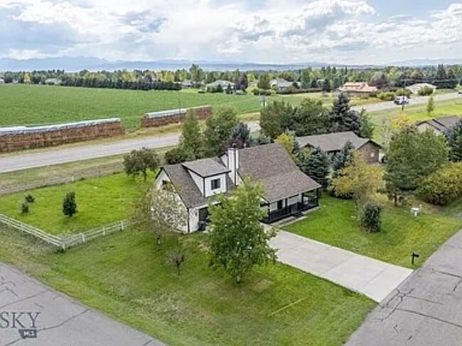 Building Photo - Cute House, Large Yard