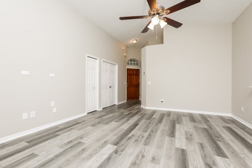 Building Photo - 1533 Oakwood Ct