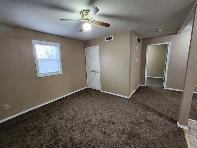 Building Photo - Save Big at Move-In: 50% Off Security Deposit on this 3 bed 1 bath upper unit