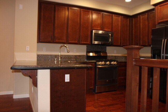 Building Photo - Beautiful 3 Bed, 3 Bath Condo in Perfect M...