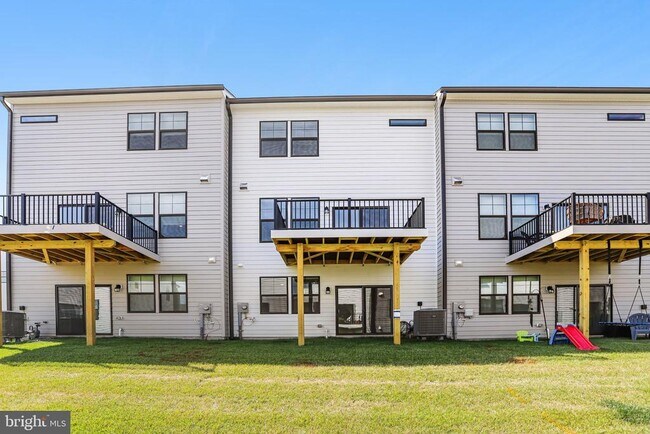 Building Photo - 385 Ensemble Wy