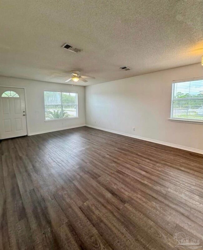 Building Photo - 13944 River Rd