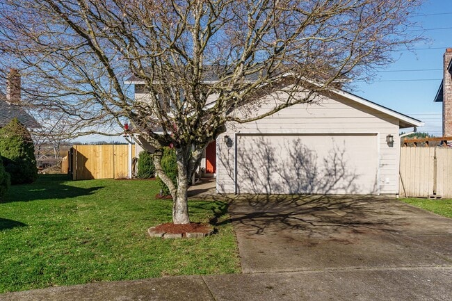 Building Photo - 4 Bedroom 2.5 Bathroom With Large Fenced B...