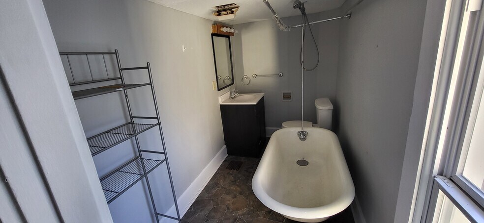 Building Photo - 315 S Maple St