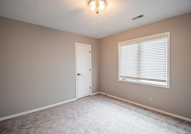 Building Photo - Stunning 4 Bedroom / 2.5 Bathroom Home | P...
