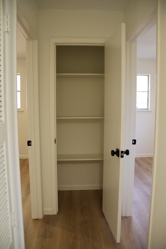 Building Photo - 608 Oak Dr