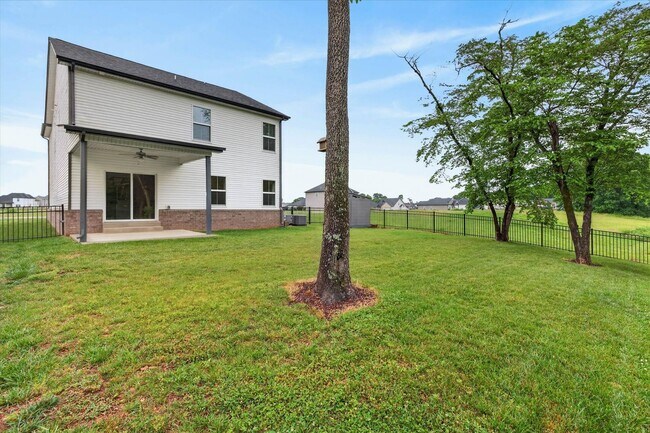 Building Photo - 4 Bedroom Pet Friendly Home For Rent with Club House, Comm. Pool, & Comm Gym Access!