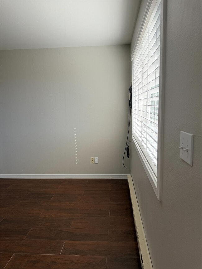 Building Photo - 1327B 9th W Ave