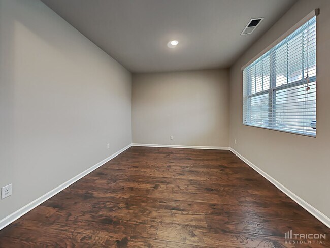 Building Photo - 832 Foxdale Dr