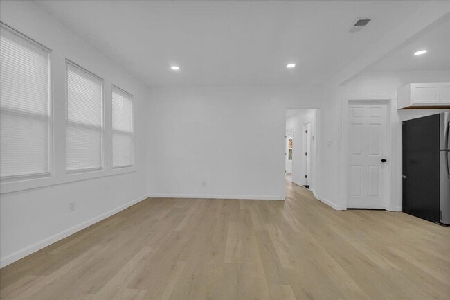 Building Photo - 2725 Leslie St