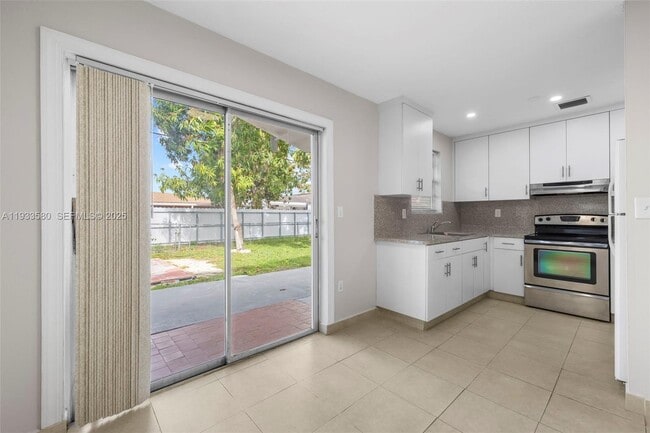 Building Photo - 85 W 24th St