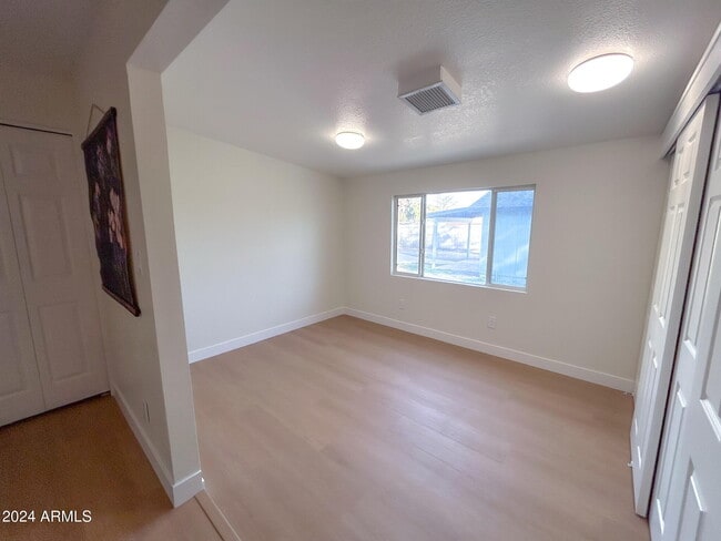 Building Photo - 1126 W Oxford Dr