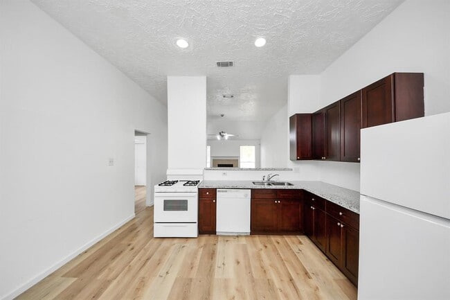 Building Photo - 20214 Apache Gardens Ln