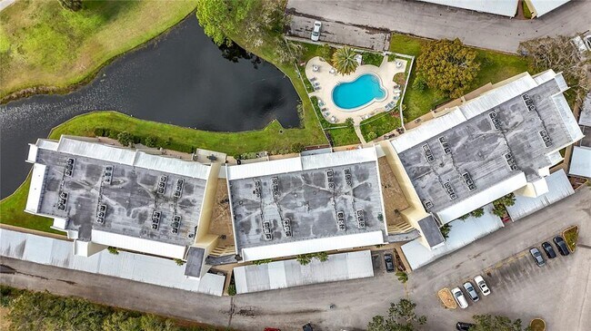 Building Photo - 225 Country Club Dr